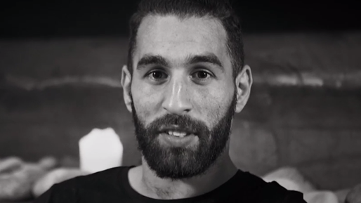 Fotbollsspelaren Jimmy Durmaz medverkar i videon.